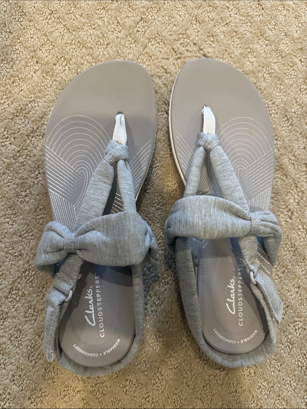 Clarks Cloudsteppers Women's Light Gray Knotted Fabric Thong Sandals